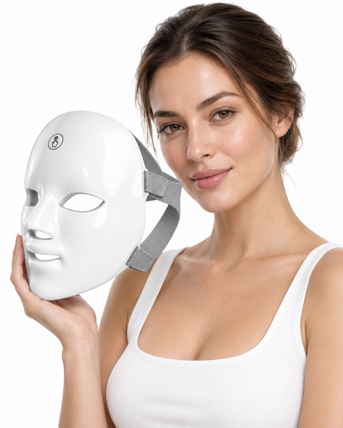 Mujer sujetando la máscara LED blanca con botón táctil frontal y correas grises